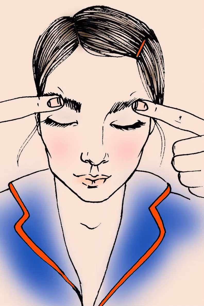 Áp dụng bài massage da mặt đúng cách khu vực mắt tránh tình trạng mắt sưng húp. Ảnh: Internet