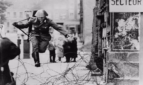 Người lính Đông Đức có tên Hans Conrad Schumann liều mình nhảy qua hàng rào dây thép gai để sang Tây Berlin ngày 15/8/1961.