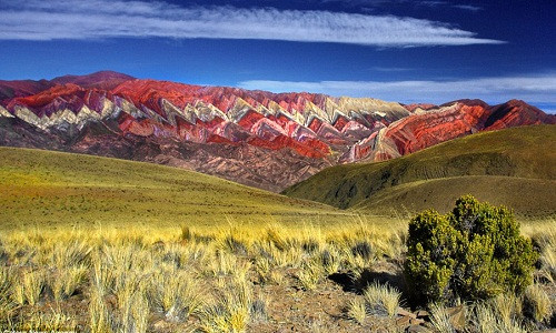 Ngọn núi này khoác lên mình 11 màu sắc đáng kinh ngạc đến từ 11 lớp đá khác nhau.