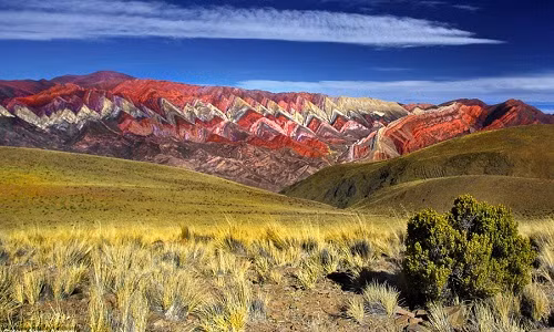 Ngọn núi này khoác lên mình 11 màu sắc đáng kinh ngạc đến từ 11 lớp đá khác nhau.