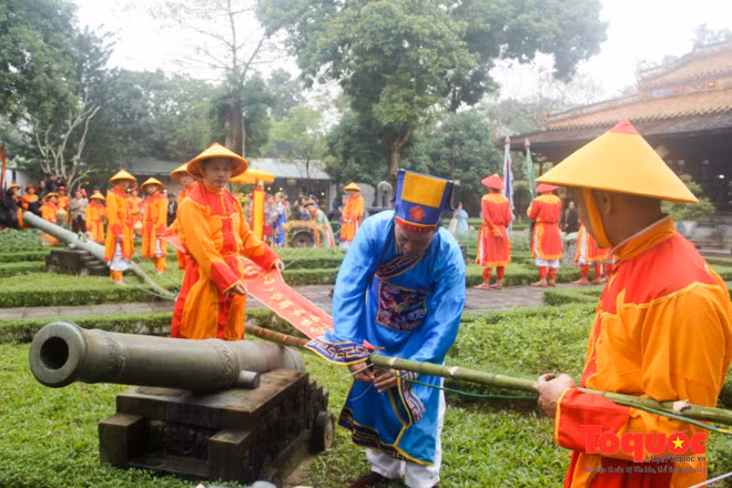 Các nghi thức trong lễ dựng nêu lần lượt gồm lễ bái, nghinh thần, khánh hạ và cử hành được thực hiện trang nghiêm trong đại nhạc...