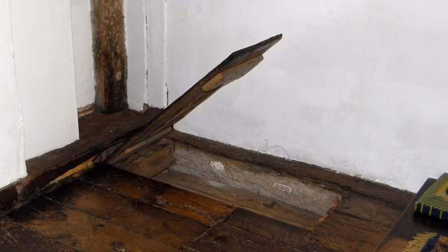 Do đó, vua Henry VIII quyết định tách nước Anh khỏi nhà thờ để có thể ly hôn với hoàng hậu Catherine nhằm kết hôn với Anne Boleyn.