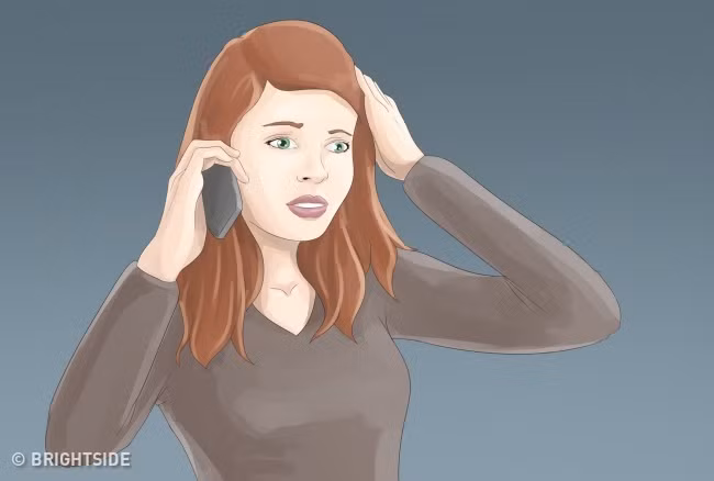 Khi gặp tình huống khẩn cấp bị tấn công bất ngờ, bạn hãy bình tĩnh và gọi điện cho cảnh sát thông báo tình hình. Kế đến, bạn hãy làm theo hướng dẫn của cảnh sát để đảm bảo an toàn cho bản thân và những người khác trước khi lực lượng chức năng đến.