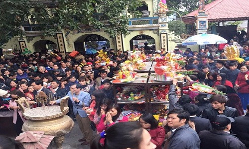 Rất đông người dân đến lễ ở Đền Bà Chúa Kho để "vay vốn" làm ăn và cầu tài lộc trong năm mới. Ảnh: Thethaovanhoa.