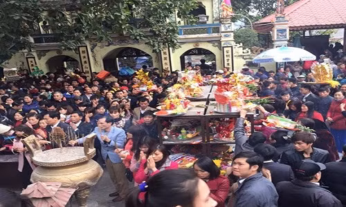 Rất đông người dân đến lễ ở Đền Bà Chúa Kho để "vay vốn" làm ăn và cầu tài lộc trong năm mới. Ảnh: Thethaovanhoa.