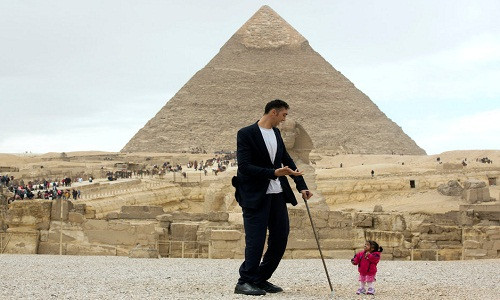 Quan chức địa phương đã mời anh Kosen và chị Amge đến Cairo để tham gia quảng bá du lịch Ai Cập. Trong ảnh là hai kỷ lục gia chụp ảnh trước kim tự tháp Giza.