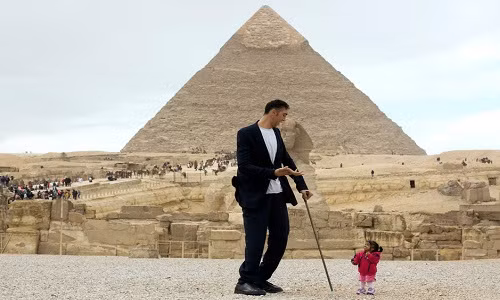 Quan chức địa phương đã mời anh Kosen và chị Amge đến Cairo để tham gia quảng bá du lịch Ai Cập. Trong ảnh là hai kỷ lục gia chụp ảnh trước kim tự tháp Giza.