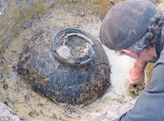 Thấy vậy, ông Crisp đào sâu xuống lòng đất và bất ngờ tìm thêm được nhiều tiền cổ bằng bạc và đồng.