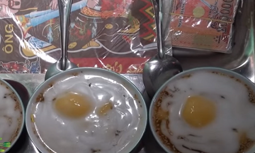 Bộ đồ giấy Táo quân và ba chén chè trôi nước là lễ vật không thể thiếu cúng ông Táo. Ảnh: NT