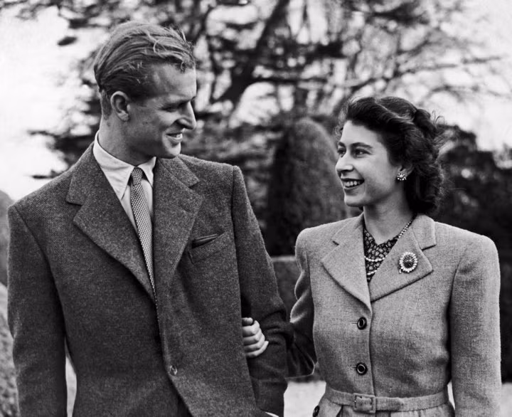 Kể từ lần đầu gặp gỡ, Nữ hoàng Elizabeth II và Hoàng tử Philip đã đem lòng yêu mến nhau và bắt đầu trao đổi thư từ.