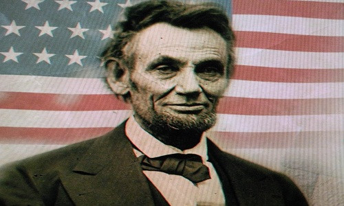 Sinh ngày 12/2/1809 trong một căn nhà gỗ nhỏ trên nông trại Sinking Spring thuộc hạt Hardin - Kentucky, Abraham Lincoln lớn lên trong một gia đình nghèo.