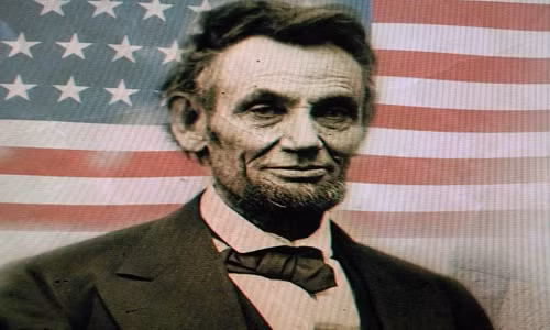 Sinh ngày 12/2/1809 trong một căn nhà gỗ nhỏ trên nông trại Sinking Spring thuộc hạt Hardin - Kentucky, Abraham Lincoln lớn lên trong một gia đình nghèo.