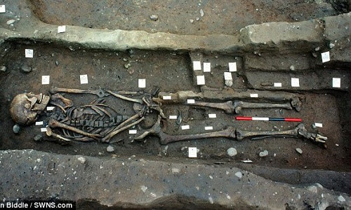 Một nghiên cứu mới đây chỉ ra ngôi mộ tập thể chứa thi hài của 300 người được phát hiện ở Repton, Derbyshire (Anh) có thể là nơi chôn cất những người Viking chết trong chiến trận.