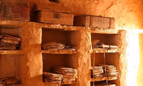 Thị trấn cổ Chinguetti thuộc phía bắc Mauritania, nằm ở bờ tây sa mạc Sahara là nơi có hàng chục thư viện cổ giá trị. Nơi đây được thành lập vào thế kỷ 12.