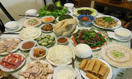 Mâm cơm cúng tất niên thịnh soạn. Ảnh: Sức khỏe & Đời sống.