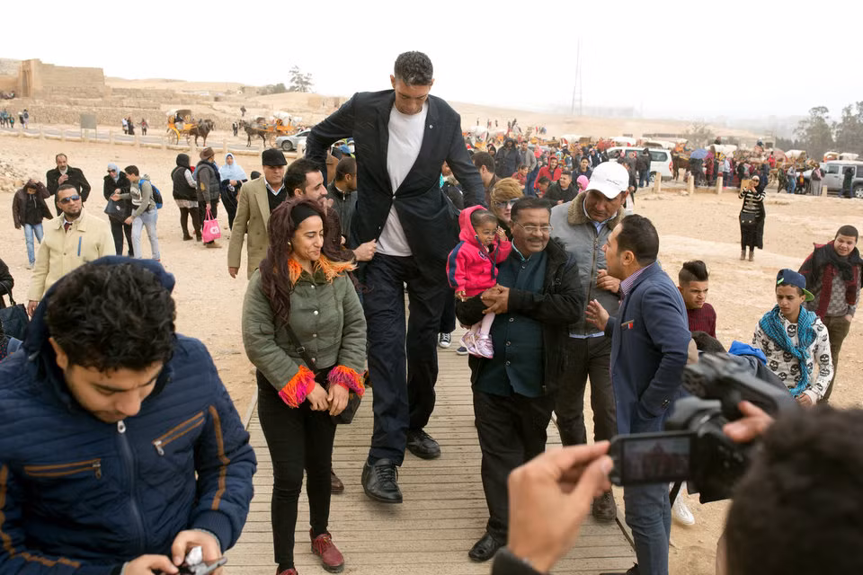 Sự xuất hiện của người cao nhất hành tinh và người thấp nhất thế giới nhanh chóng nhận được sự chú ý của mọi người có mặt tại đó.