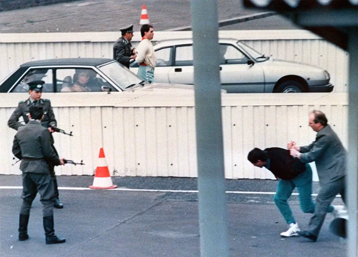 Tuy nhiên, hai người này nhanh chóng bị binh sĩ Đông Đức bắt giữ.