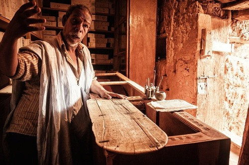 Trong khi đó, một số gia đình vẫn bám trụ ở lại thị trấn cổ này để bảo vệ và giữ gìn hàng ngàn tài liệu cổ, bản chép tay quý giá đang được lưu giữ trong các thư viện cổ kính.