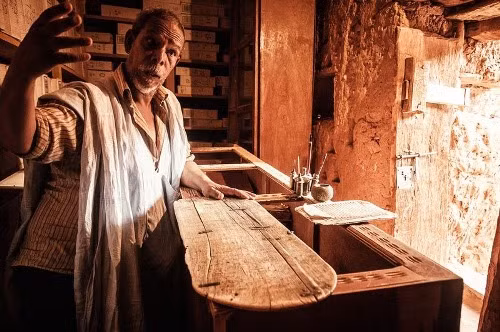 Trong khi đó, một số gia đình vẫn bám trụ ở lại thị trấn cổ này để bảo vệ và giữ gìn hàng ngàn tài liệu cổ, bản chép tay quý giá đang được lưu giữ trong các thư viện cổ kính.