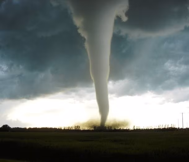 Matt Suter đã xác lập kỷ lục thế giới theo cách không ngờ tới. Cụ thể, ngày 12/3/2016, Matt Suter, 19 tuổi, sống ở Fordland, bang Missouri, Mỹ, bị một cơn lốc xoáy cuốn ra khỏi nhà. Sự việc hy hữu này một cơn bão đổ bộ vào thành phố Fordland.