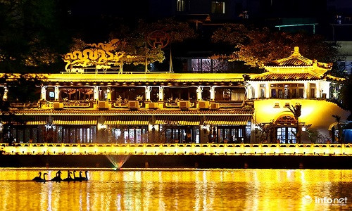 Trưa hôm qua (5/2), 12 con Thiên nga đã được Công ty thoát nước Hà Nội thả ra Hồ Gươm để nuôi thử nghiệm.