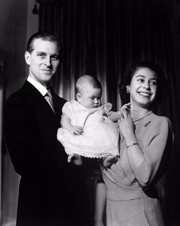 Vợ chồng Nữ hoàng Elizabeth II rạng rỡ hạnh phúc bên người con trai - Hoàng tử Charles.