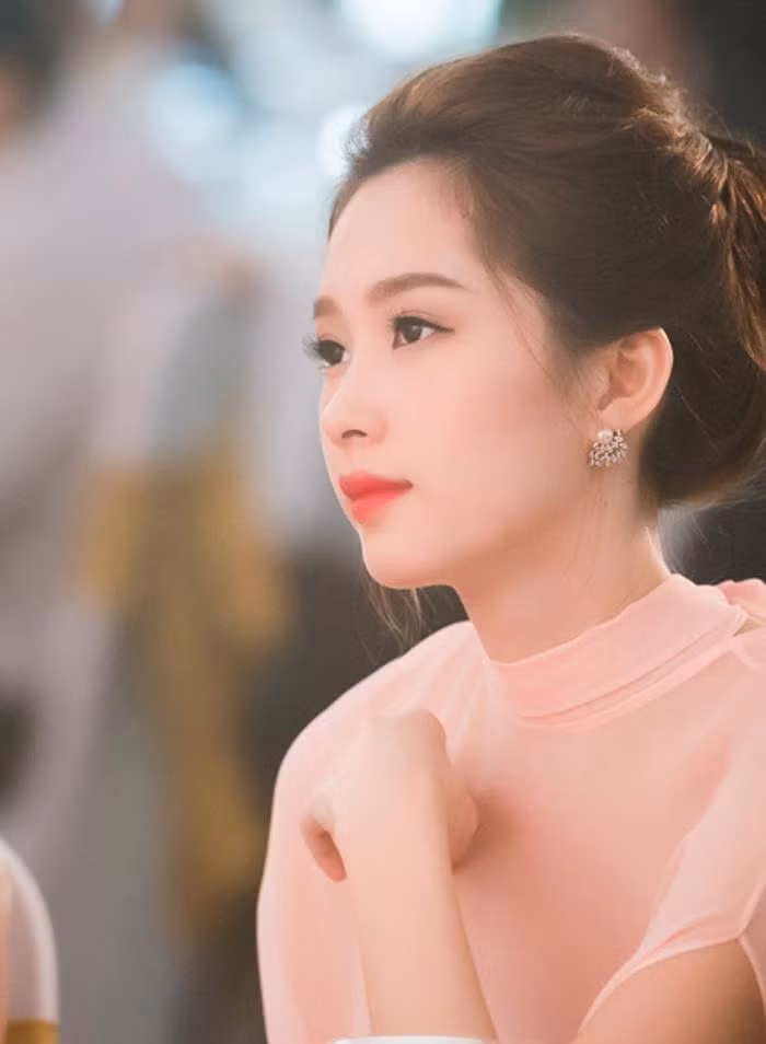 Thu Thảo luôn được ngưỡng mộ với làn da mịn và trắng hồng.