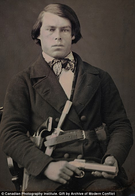 Một người đàn ông mang bên mình một khẩu súng và con dao trong thời gian dân Mỹ đổ xô đi đào vàng năm 1854.