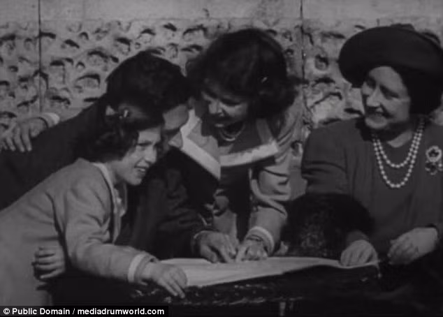 Gia đình Nữ hoàng Anh Elizabeth II cùng đọc một cuốn sách năm 1939.
