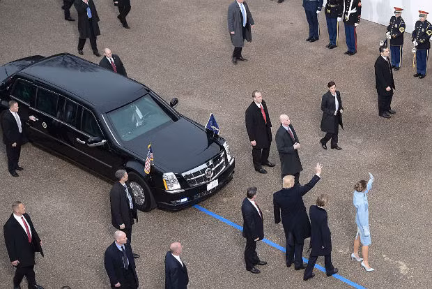 Những mật vụ là người thân cận nhất với người được bảo vệ. Trong tình huống khẩn cấp như bị súng bắn, họ sẵn sàng dùng thân mình để che cho Tổng thống, lãnh đạo cấp cao...