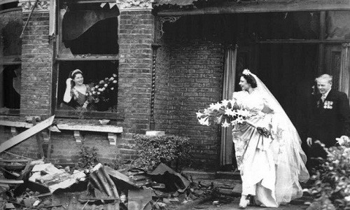 Ena Squire-Brown tổ chức hôn lễ với sĩ quan Không quân Hoàng gia Anh J.C. Martin ở London, Anh năm 1940. Đây là một trong số nhiều cặp đôi ở thủ đô London, Anh tổ chức đám cưới trong thời gian phát xít Đức dội bom suốt ngày đêm ở London.