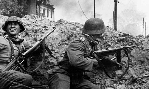 Theo tài liệu, trùm phát xít Hitler đã triển khai khoảng 1 triệu binh sĩ để đánh chiếm thành phố Stalingrad. Trong bối cảnh đó, Liên Xô và người dân Stalingrad kiên quyết bảo vệ thành phố này bằng mọi giá.