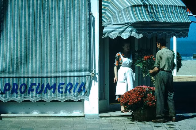 Người đàn ông mua hoa cho một dịp đặc biệt.