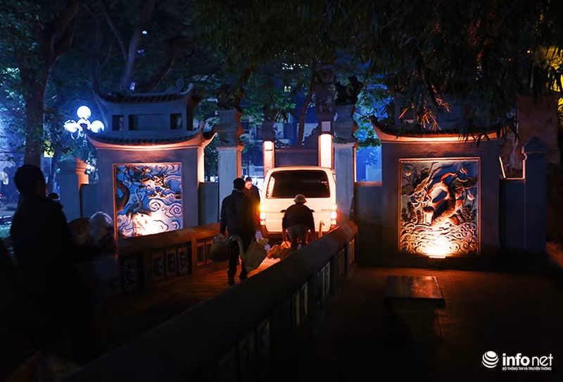 Khoảng 22h, 12 con Thiên nga trên được đưa ra xe ô tô và chở đi nơi khác.