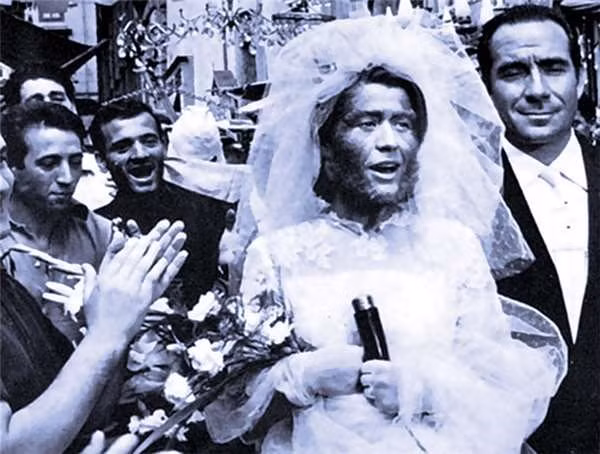 Ngay cả khi lấy chồng, cuộc sống của Julia tiếp tục gặp bất hạnh. Người chồng đã quảng cáo vợ trên các tấm áp phích là con lai giữa vượn với khỉ nhằm thu hút sự chú ý của công chúng. Cuối cùng, bà sinh con năm 1859 và qua đời vào 5 ngày sau. Trước đó, đứa trẻ sinh ra mình đầy lông lá giống mẹ và chỉ sống được 35 giờ đồng hồ.