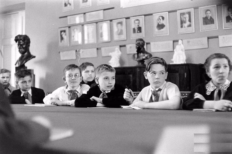Các em học sinh trong một buổi học ở Liên Xô.