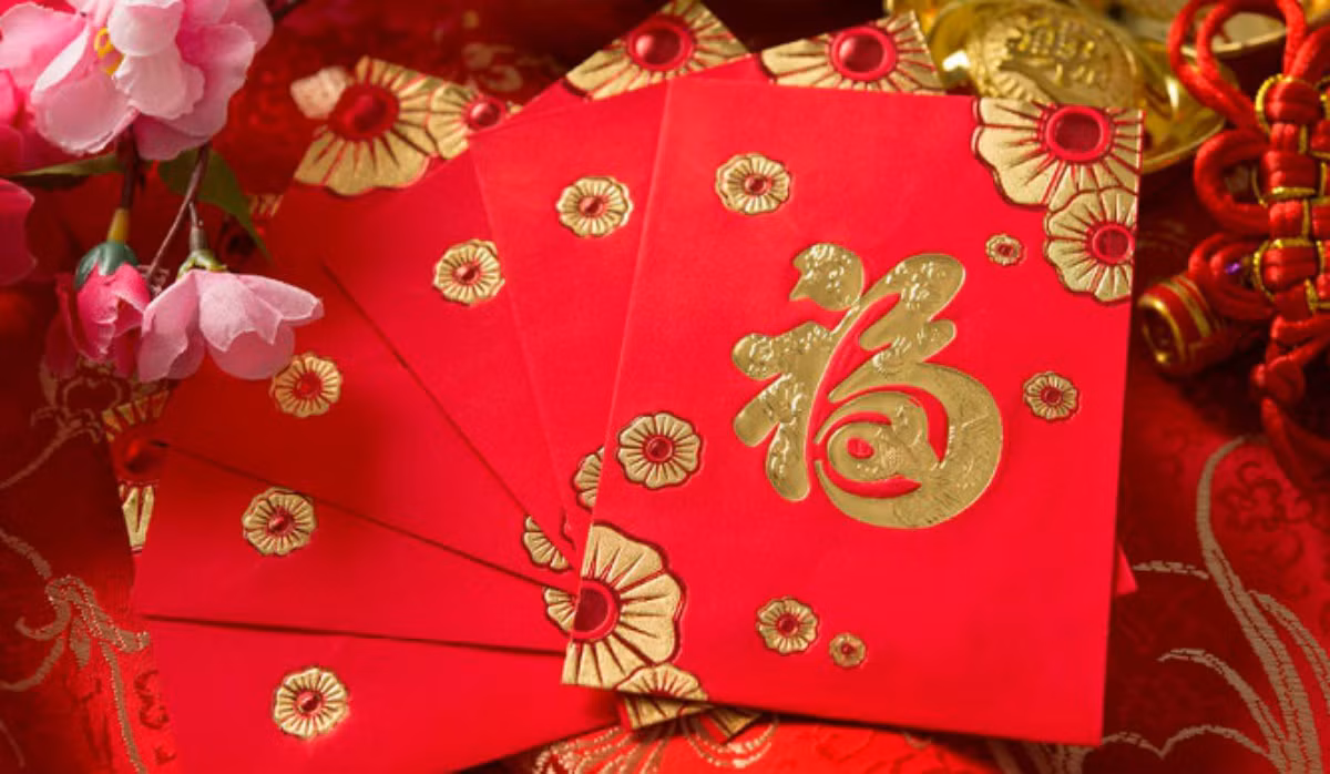 Khách đến nhà, đặc biệt là trẻ em sẽ được gia chủ phát phong bao lì xì mừng tuổi khi tới chúc Tết gia đình.