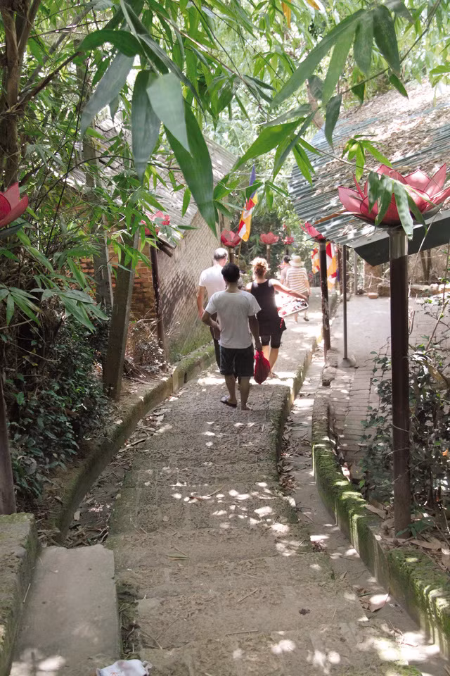 Đường lên chùa Tây Phương trải qua 237 bậc đá ong.Ảnh: T.G