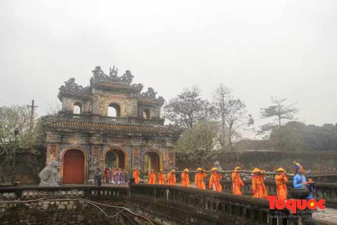 Ngoài dựng nêu tại Thế Miếu, cây nêu còn được đưa đến dựng ở điện Long An và lần lượt dựng ở các nơi khác. Theo tục lệ ngày xưa, sau khi nhà vua dựng cây nêu ở Đại Nội xong thì người dân mới tiến hành dựng nêu ở nhà mình...