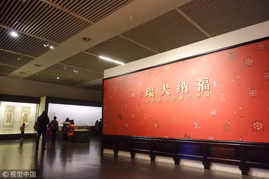 Rất đông người dân đã tới bảo tàng để tham dự buổi triển lãm đặc biệt này.