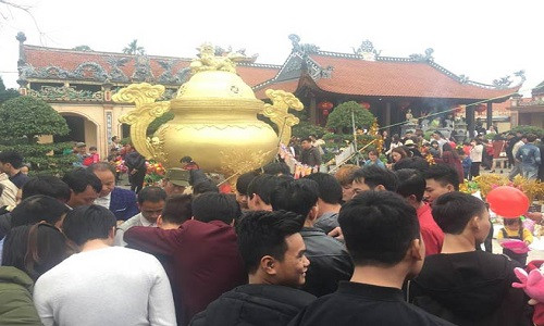 Sáng 18/2 (tức mồng 3 Tết), các bạn trẻ độc thân thuộc nhiều lứa tuổi từ khắp nơi nô nức kéo về chợ se duyên ở chùa Phúc Lâm Tự.