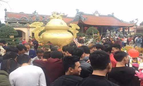 Sáng 18/2 (tức mồng 3 Tết), các bạn trẻ độc thân thuộc nhiều lứa tuổi từ khắp nơi nô nức kéo về chợ se duyên ở chùa Phúc Lâm Tự.