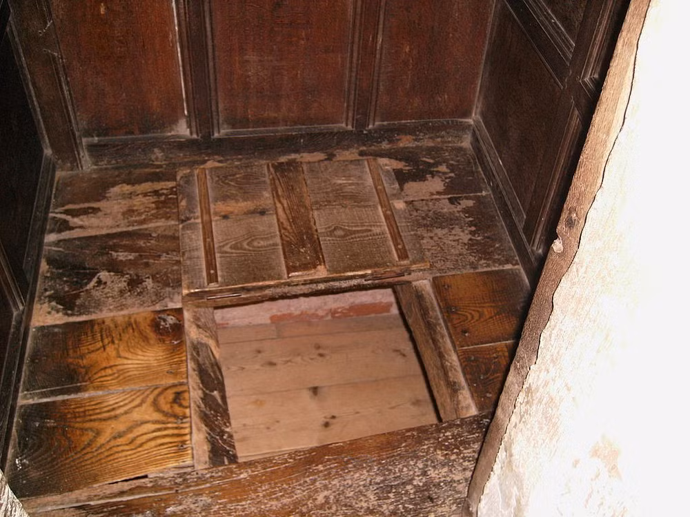 Hầu hết các căn phòng, lối đi bí mật dành cho các linh mục được xây dựng tại lò sưởi, đằng sau những bức tường giả hay phía dưới cầu thang.