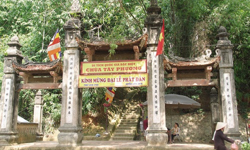 Chùa Tây Phương ngự trên đồi Câu Lâu.