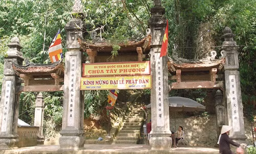 Chùa Tây Phương ngự trên đồi Câu Lâu.