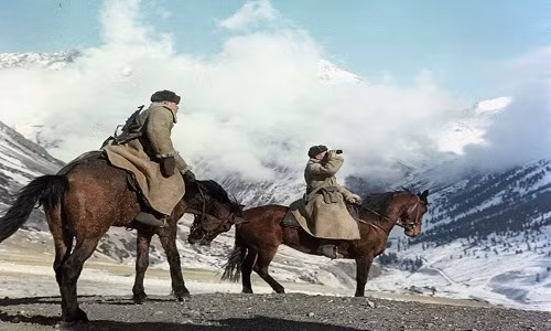 Hai binh sĩ Hồng quân Liên Xô cưỡi ngựa khi làm nhiệm vụ ở Tajikistan năm 1967.