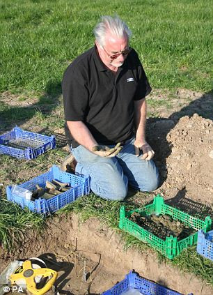 Ngày 11/4/2010, ông Dave Crisp, 63 tuổi, cầm máy phát hiện kim loại trên một cánh đồng gần Frome thuộc Somerset, Anh. Khi máy phát tín hiệu, ông đào bới và tìm được một hộp sứ có những đồng tiền nhỏ bên trên.