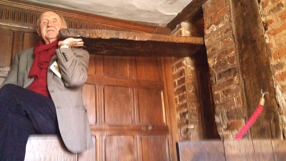 Trong một số trường hợp căn phòng bí mật không có lối đi thoát ra bên ngoài, linh mục sẽ ở trong đó suốt nhiều ngày khi có người tới kiểm tra.