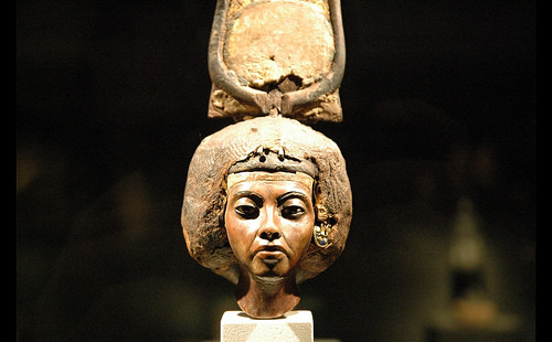 Hạt mụn cơm này mọc ở giữa hai mắt của vị nữ hoàng quyền lực Ai Cập trên. Qua đó, nhiều người cho rằng Nữ hoàng Tiye không có vẻ đẹp hoàn hảo như nhiều tài liệu ca ngợi.