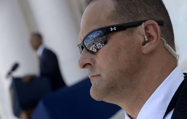 Những người làm nhiệm vụ bảo vệ các chính khách phải sử dụng thành thạo nhiều loại vũ khí, đặc biệt là vũ khí chuyên dụng đặc biệt dành cho nhiệm vụ bảo vệ nguyên thủ quốc gia.